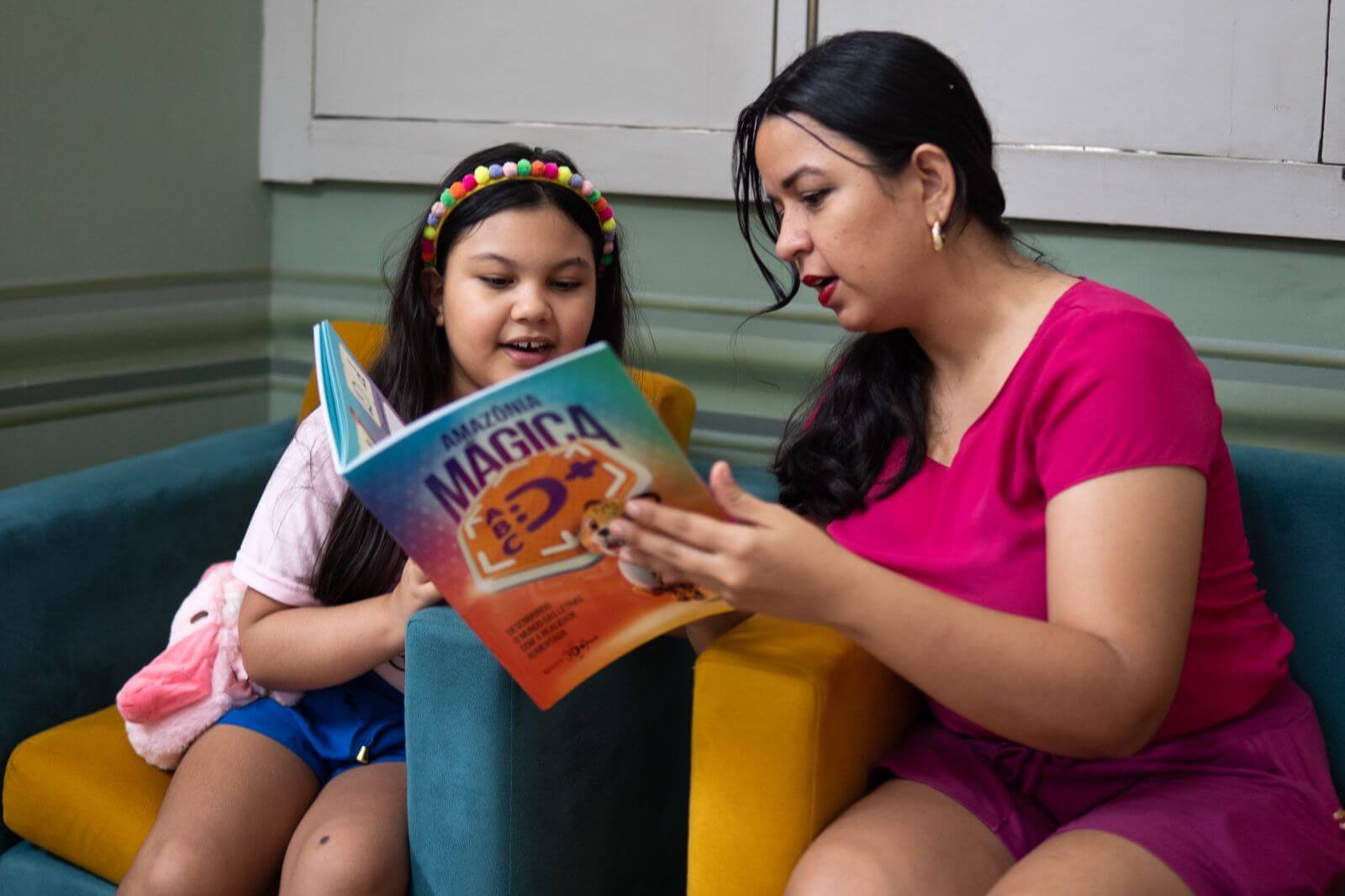 O livro infantil “Amazônia mágica: descobrindo o mundo das letras com a realidade aumentada” (2025) foi lançado pela editora Reggo.