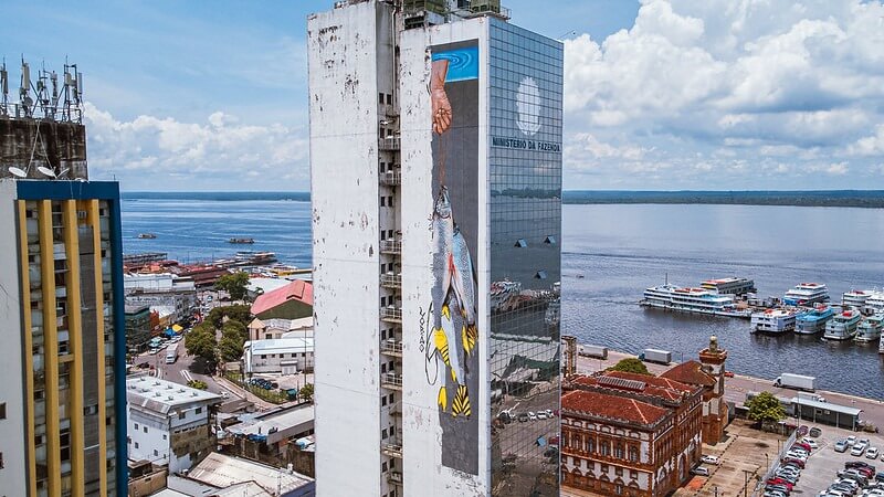 A fachada do antigo prédio da Receita Federal, na rua Marechal Deodoro, no centro de Manaus, está sendo revitalizada com o projeto Arte no Topo.