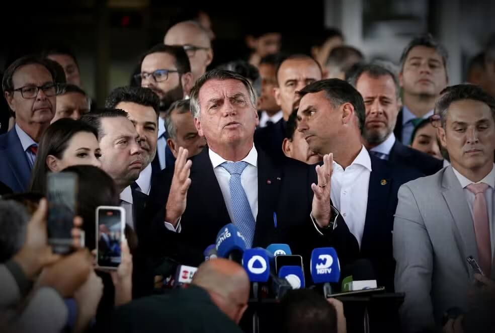 Bolsonaro e outros sete militares se tornaram réus por golpe de estado, mas julgamento ainda não tem data.