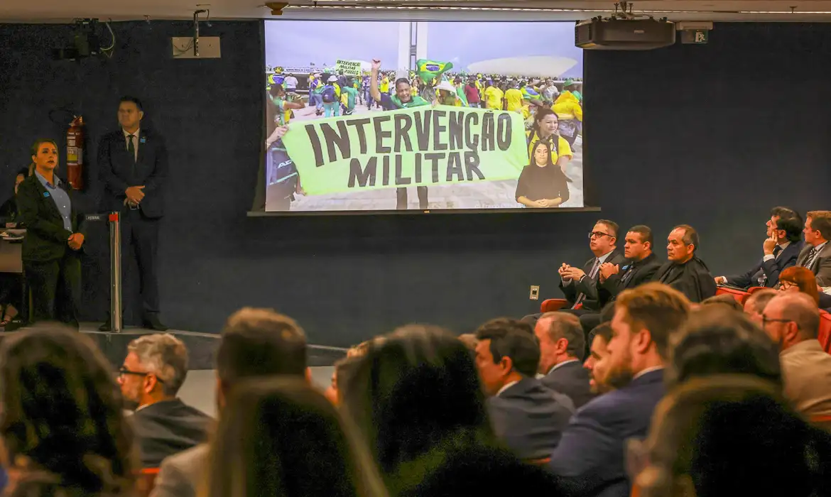 Bolsonaro e outros 7 militares se tornaram réus por golpe de estado e outros crimes.