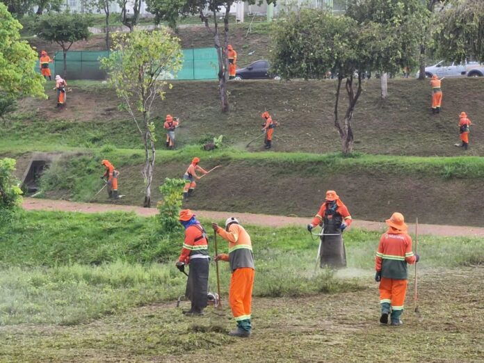 A Prefeitura de Manaus realizou uma ação intensiva de limpeza e manutenção no igarapé em diversas áreas.