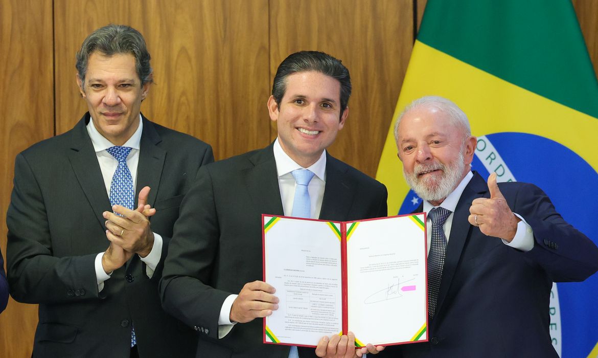 Projeto para isenção de Imposto de Renda foi assinado por Lula e entregue ao Congresso.