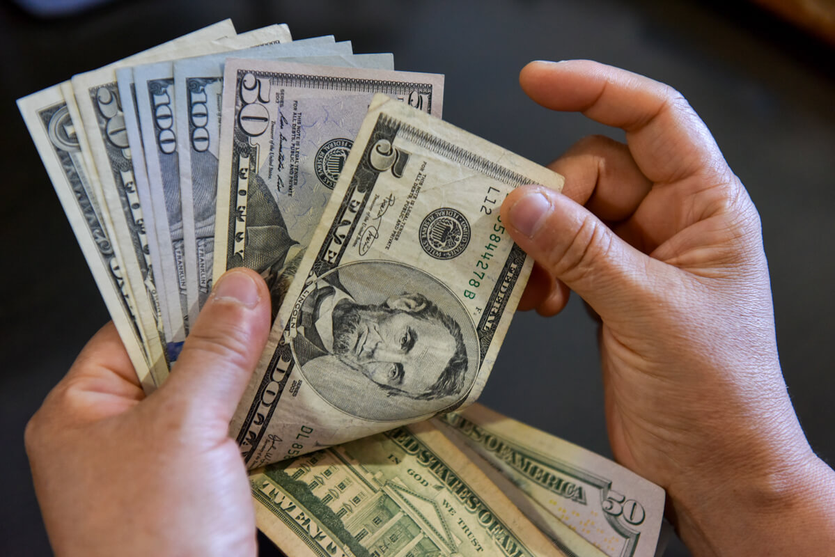 Dólar começou o dia em baixa, e caiu mais após projeto de reforma no IRPF.