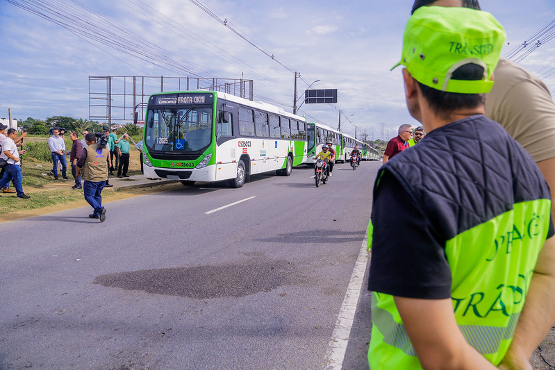 Novos ônibus e incentivo a transportes alternativos são estratégias para renovação das frotas.