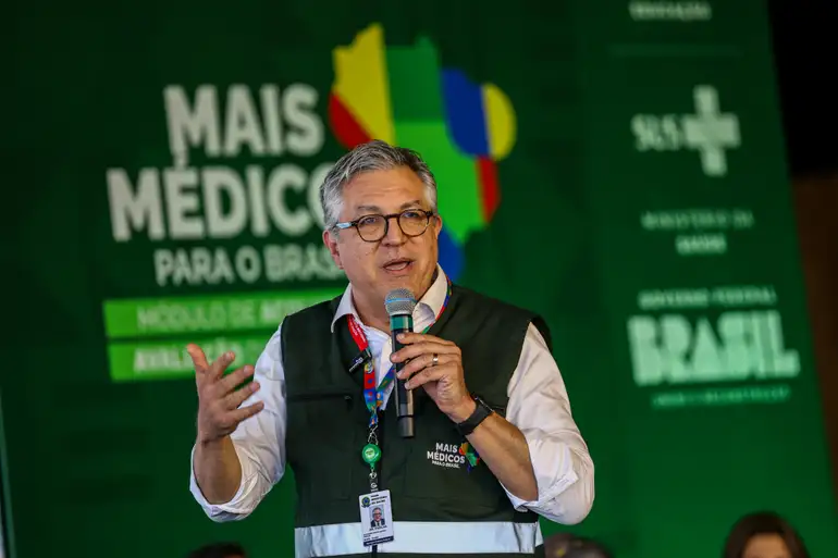 Intoxicação por metanol: casos suspeitos devem aumentar, diz ministro
