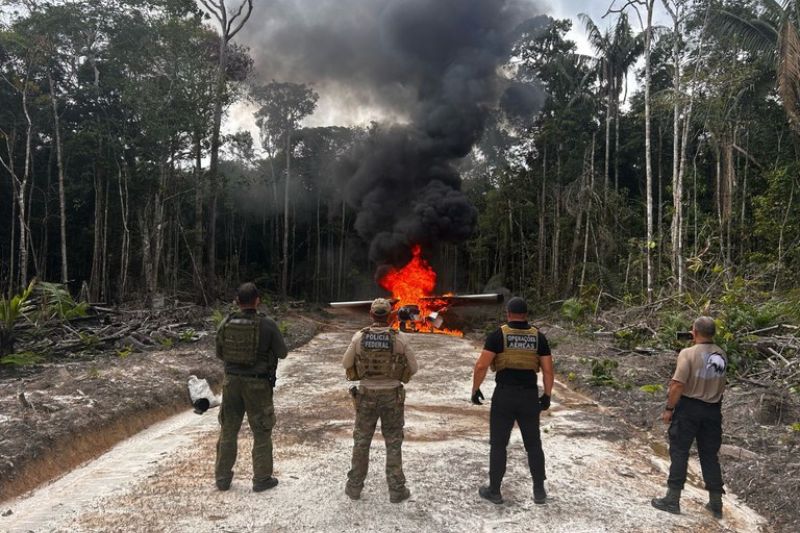 Uma operação contra o tráfico de drogas resultou na destruição de três aeronaves e na apreensão de 250 kg de entorpecentes.