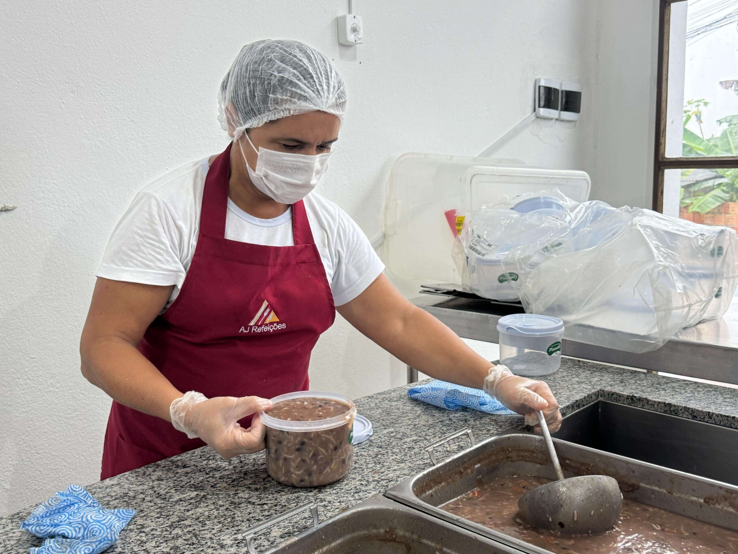 A cozinha popular Prato Cheio, do bairro Parque São Pedro, na zona norte de Manaus, foi reaberta em um novo prédio.