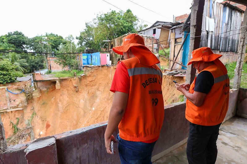 A prefeitura de Manaus prestou atendimento a famílias afetadas por um desbarrancamento ocorrido na rua Ernesto Henrique, no bairro Mauazinho.