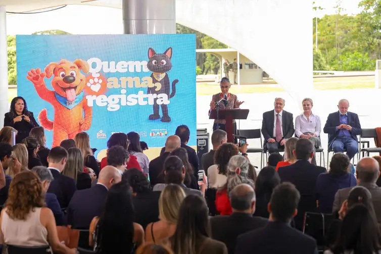 Ministra Marina Silva discursando no evento de lançamento do registro nacional de pets.