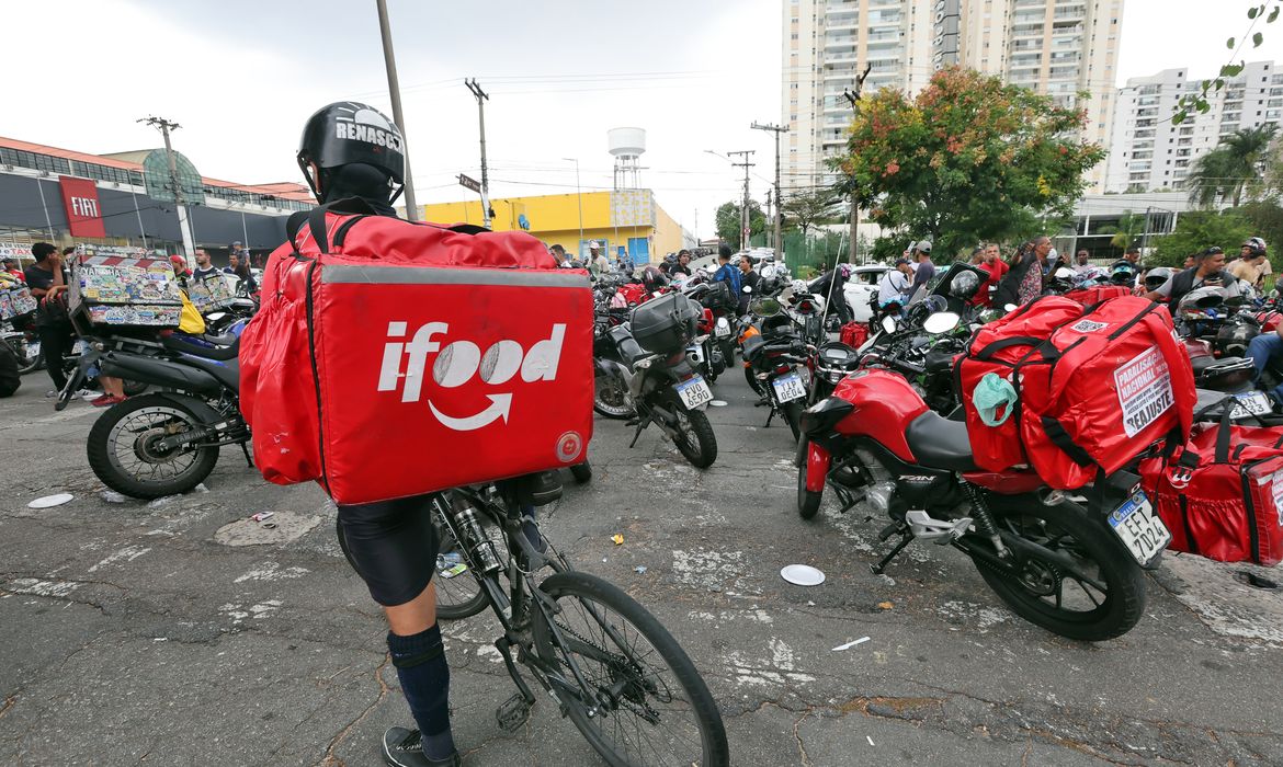 Entregadores do aplicativo iFood paralisaram suas atividades para reivindicar melhores condições de trabalho.