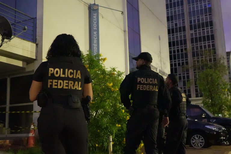 Policiais federais e agentes da CGU durante investigação no INSS.