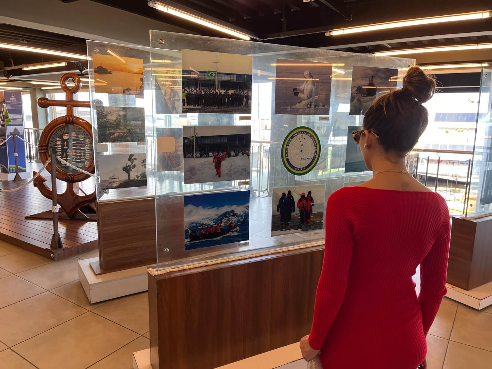 O mirante Lúcia Almeida, no Centro de Manaus, está sediando três exposições culturais que valorizam a identidade e a história da cidade.