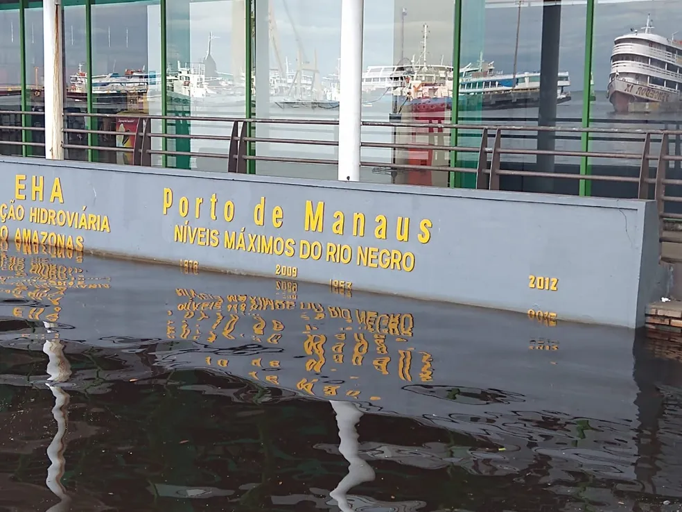 Nível do Rio Negro ainda não é preocupante, mas acende alertas de alagamento em bairros próximos da orla.