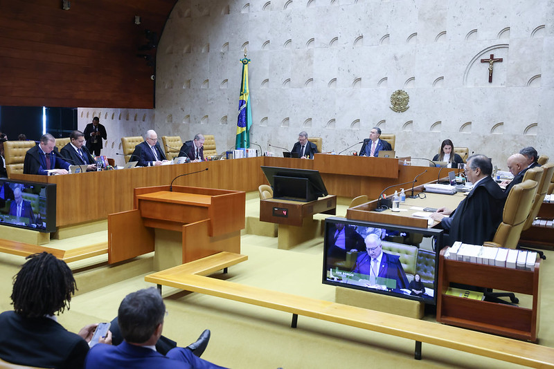 São consideradas vexatórias as revistas íntimas que envolvem retirada de roupa e exames invasivos.
