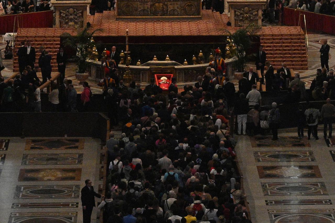 Velório do Papa Francisco acontecerá amanhã (26).