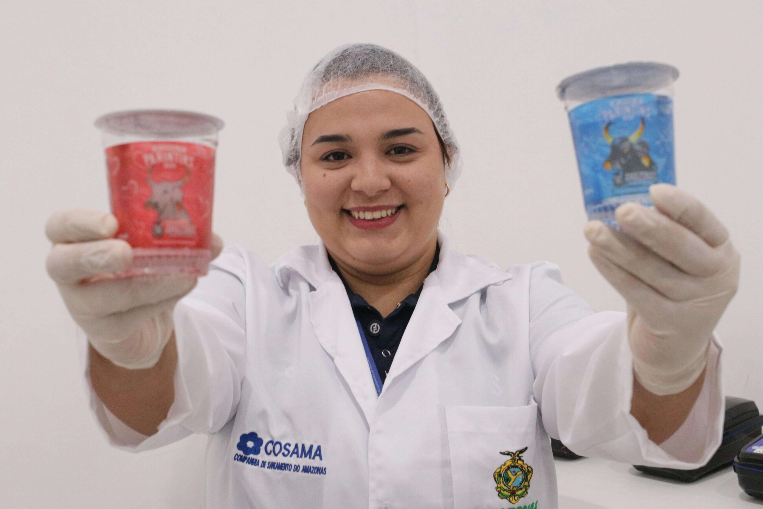 O Festival de Parintins 2025 terá a distribuição gratuita de 600 mil copos temáticos com água tratada por meio da ação Água nas Torcidas.