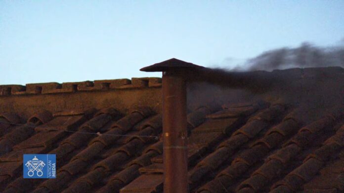 Fumaça preta na chaminé da Capela Sistina indica que a votação encerrou sem que um novo papa fosse escolhido.