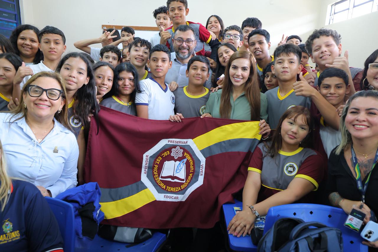Governador com alunos da Escola Estadual Professora Tereza Siqueira Tupinambá.