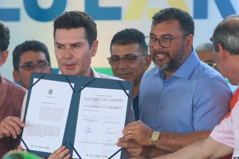 Ministro das Cidades, Jader Filho, e governador do AM, Wilson Lima, após assinatura do contrato de obras em Tefé.
