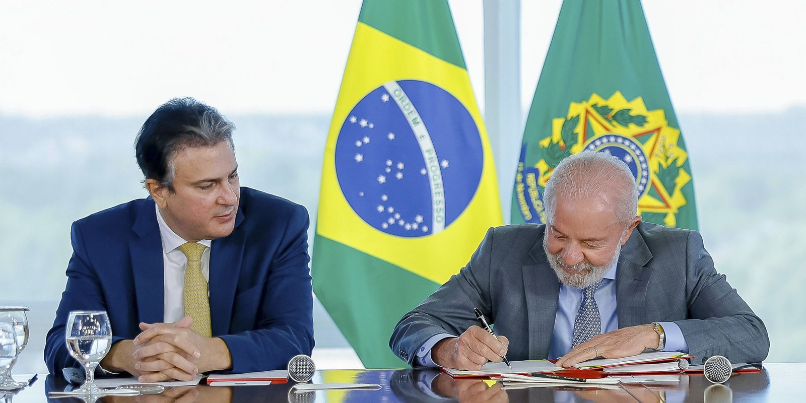 Lula assinando novas políticas de EAD no ensino superior.
