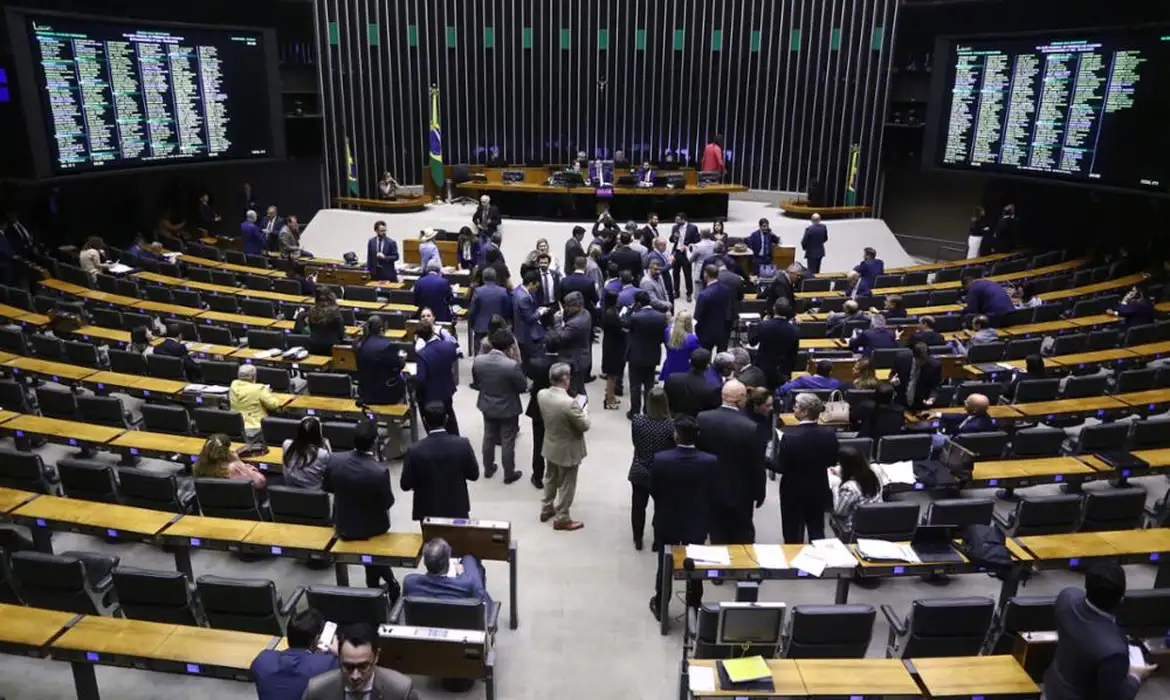 Projeto aumenta número de deputados em 9 estados.