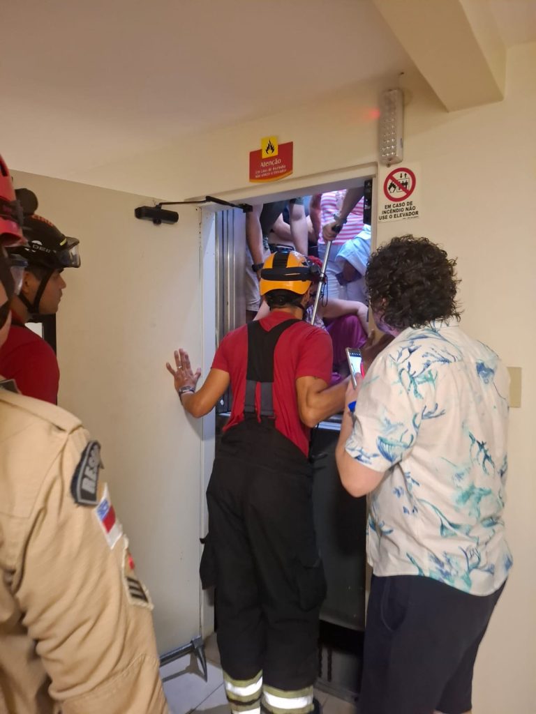 Resgate dos turistas em hotel no Centro de Manaus.