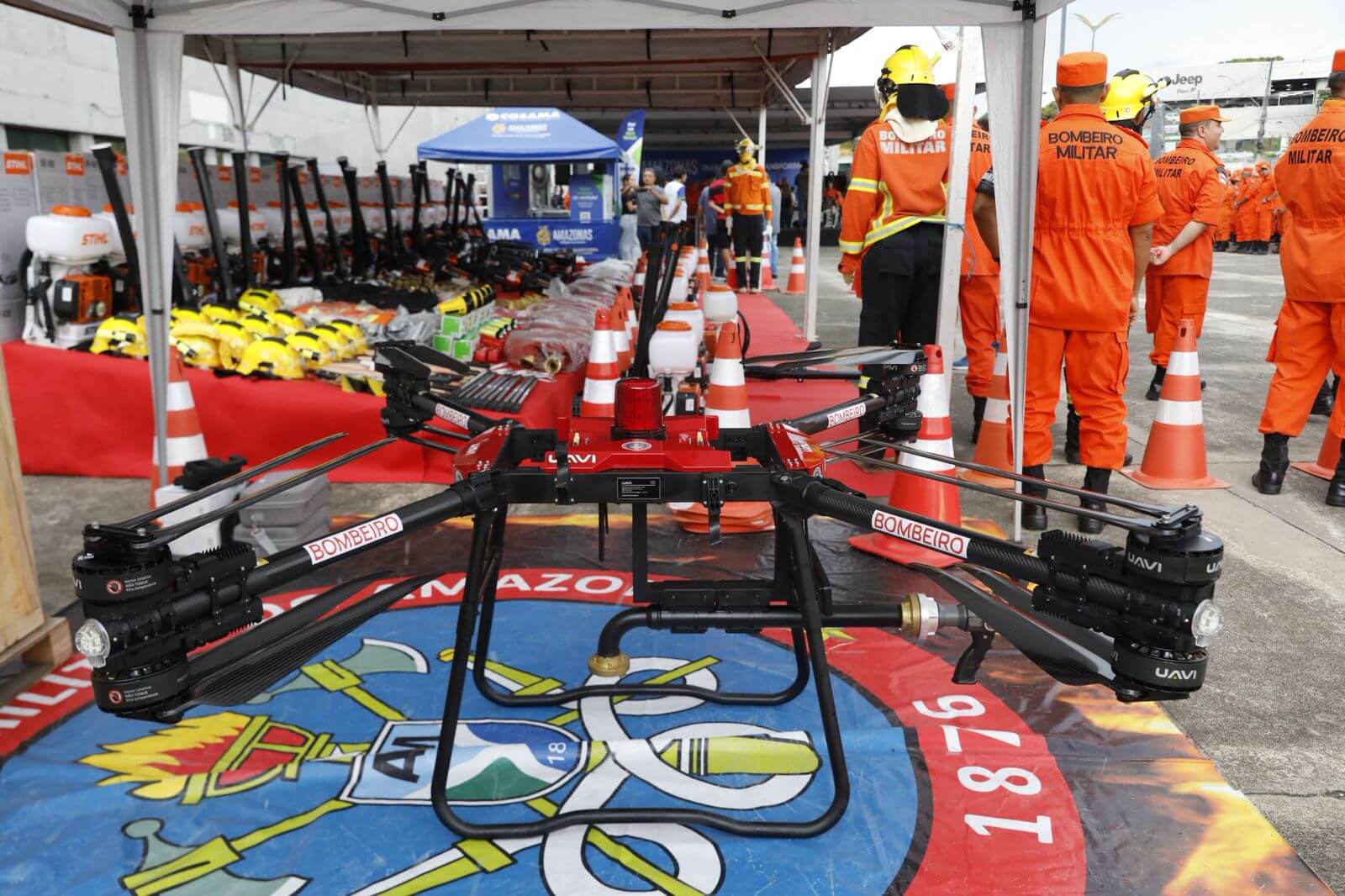 O Governo do Amazonas entregou novas viaturas e drones com tecnologia para lançamento de água em 16 municípios do interior do estado.
