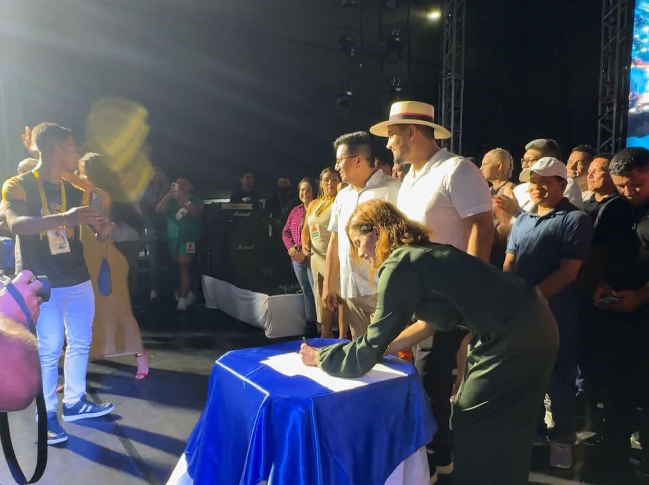 O Governo do Amazonas e a Prefeitura de Boa Vista do Ramos assinaram a regularização do terreno onde será construído o aeroporto.