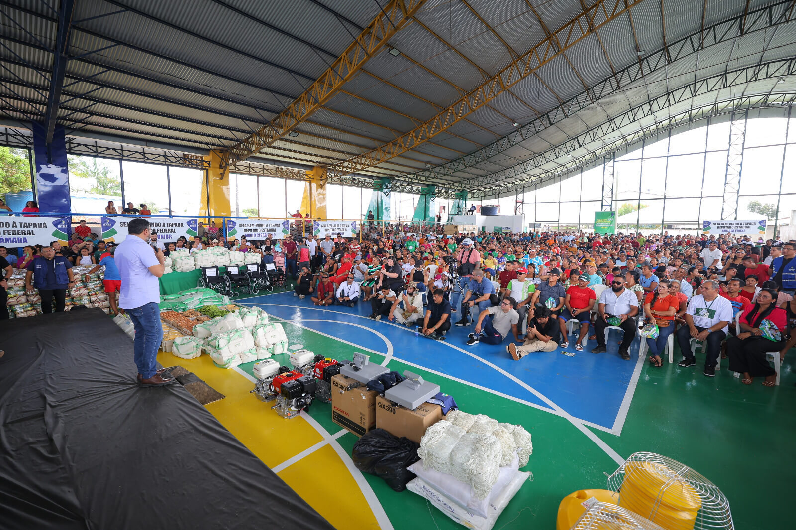O município de Tapauá recebeu quatro toneladas de alimentos, cadeiras de rodas e kits para bebês em ação realizada pelo Governo do Amazonas.