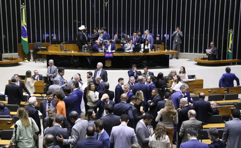 Câmara luta contra o tempo para negociar reajustes.