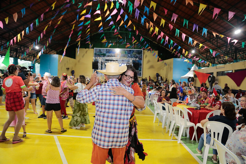 A Prefeitura promoveu a tradicional festa junina “Respeito não tem idade”, reunindo mais de 1.500 pessoas no Parque Municipal do Idoso.