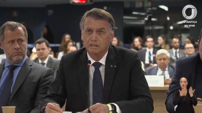 Bolsonaro presta depoimento ao STF na tarde desta terça-feira (10).