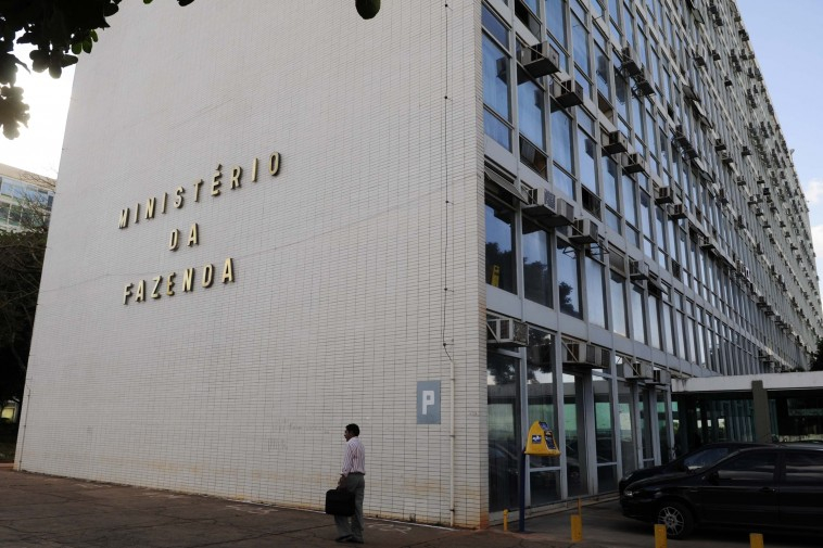 Fazenda tem negociado alternativas ao aumento do IOF desde maio.