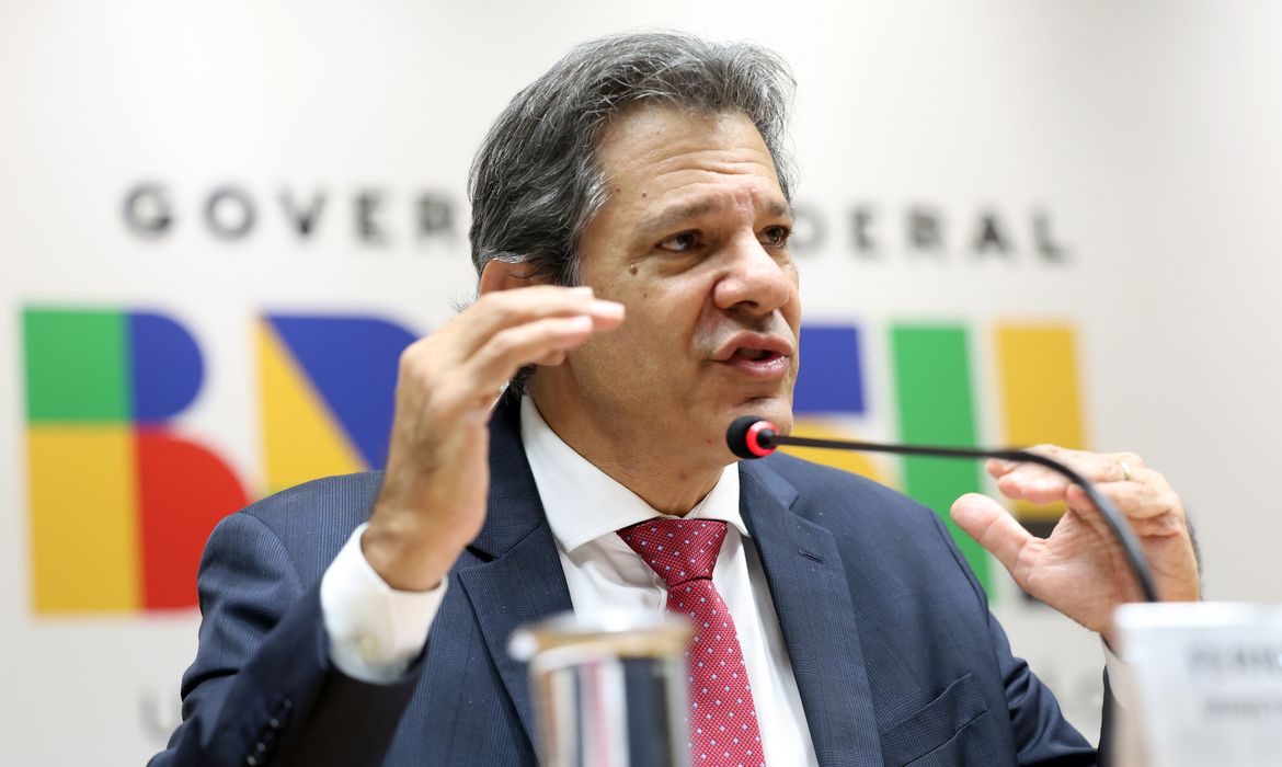 Equipe econômica apresentará a líderes partidários alternativas a IOF