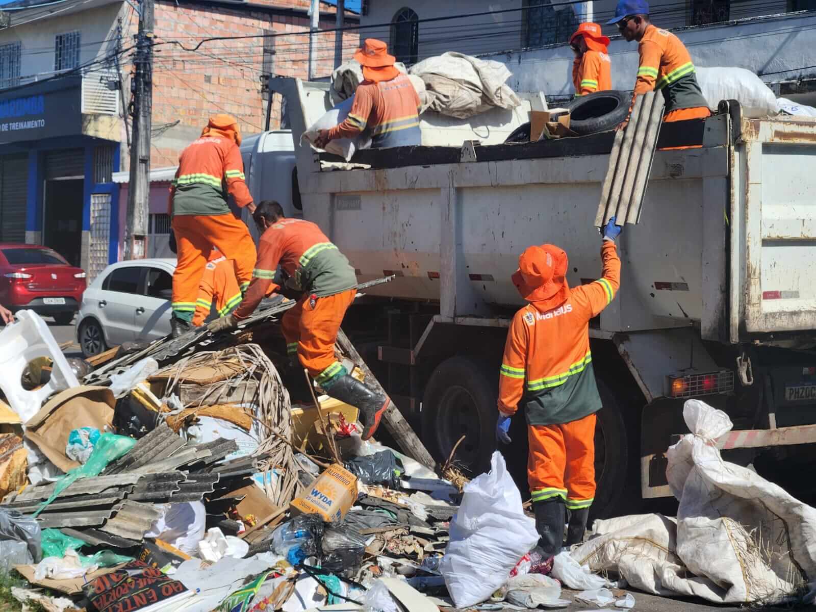 A Prefeitura de Manaus realizou mais uma ação de combate ao descarte irregular de lixo em vias públicas.