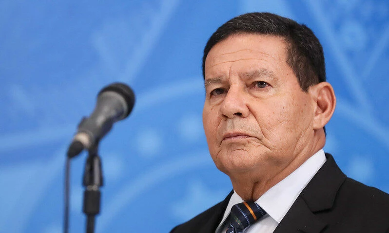 Mourão nega ter sido incluenciado durante conversa com Bolsonaro.