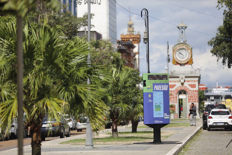 Câmera do Sistema Paredão na Praça da Matriz, Centro de Manaus.