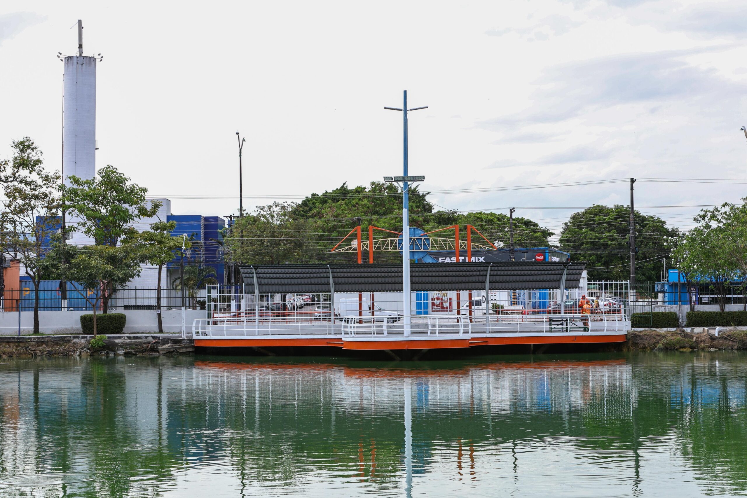 Prefeito David Almeida acompanha instalação do deck e anuncia pedalinhos na nova Lagoa do Japiim