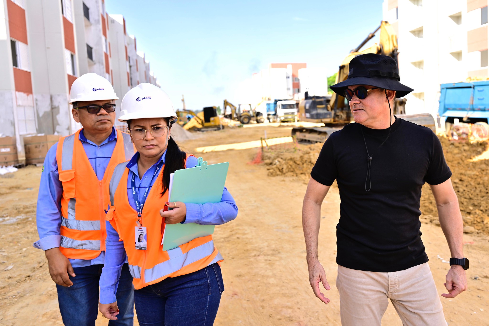 Prefeito David Almeida fiscaliza obras em conjuntos habitacionais na zona Oeste