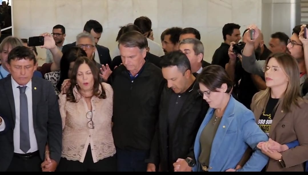Bolsonaro foi até a Câmara, mas foi informado que seria preso por descumprir medidas se concedesse entrevista.