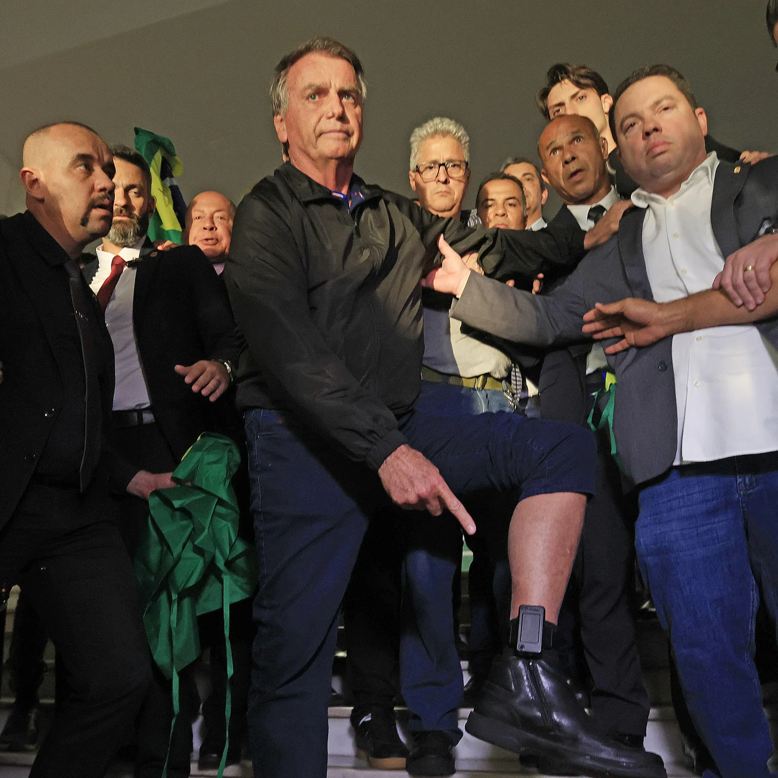 Bolsonaro seguirá de tornozeleira e sem poder se comunicar com outros investigados, incluindo seu filho Eduardo Bolsonaro.Bolsonaro seguirá de tornozeleira e sem poder se comunicar com outros investigados, incluindo seu filho Eduardo Bolsonaro.