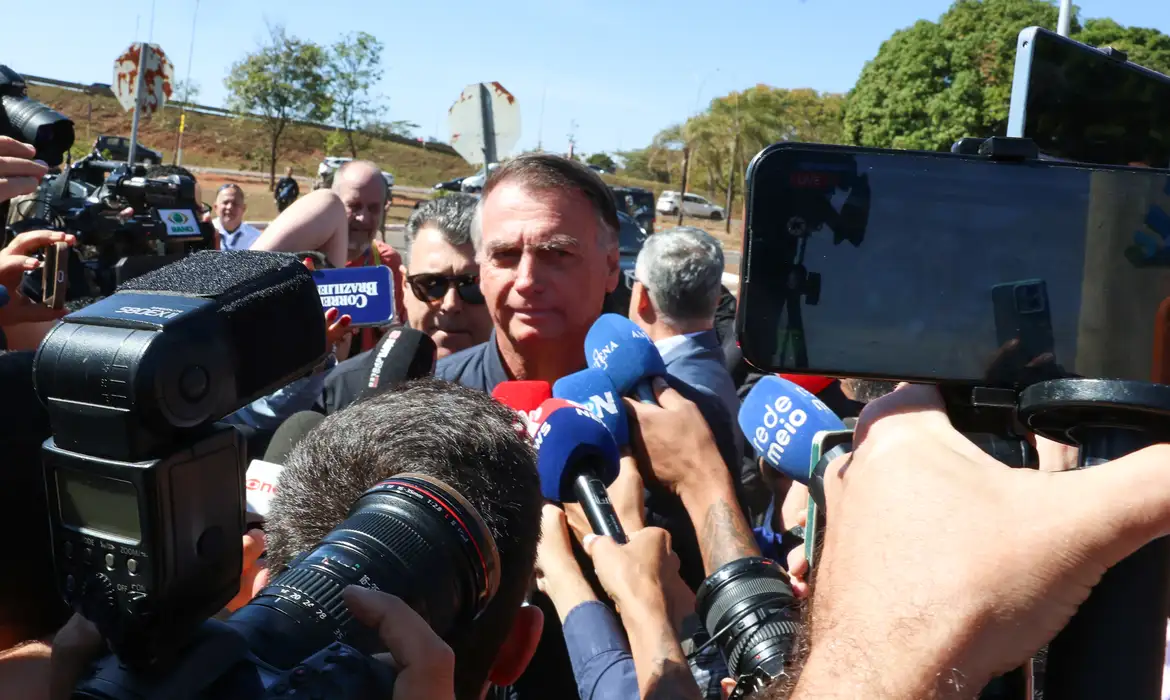 Defesa de Bolsonaro afirma ao STF que ex-presidente não controla postagens de terceiros e pede esclarecimento sobre limite da proibição de redes sociais.