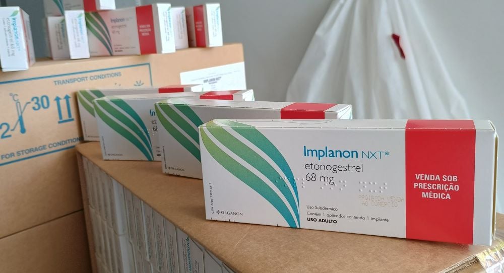 Implante contraceptivo Implanon é inserido no braço e dura até 3 anos.