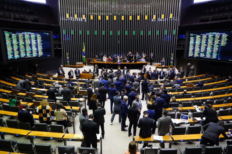 6 dos 8 deputados amazonenses votaram a favor de PL da Devastação.
