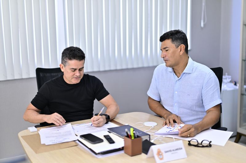 Prefeito David Almeida assina certidão histórica de regularização fundiária para bairros que aguardavam há mais de 100 anos