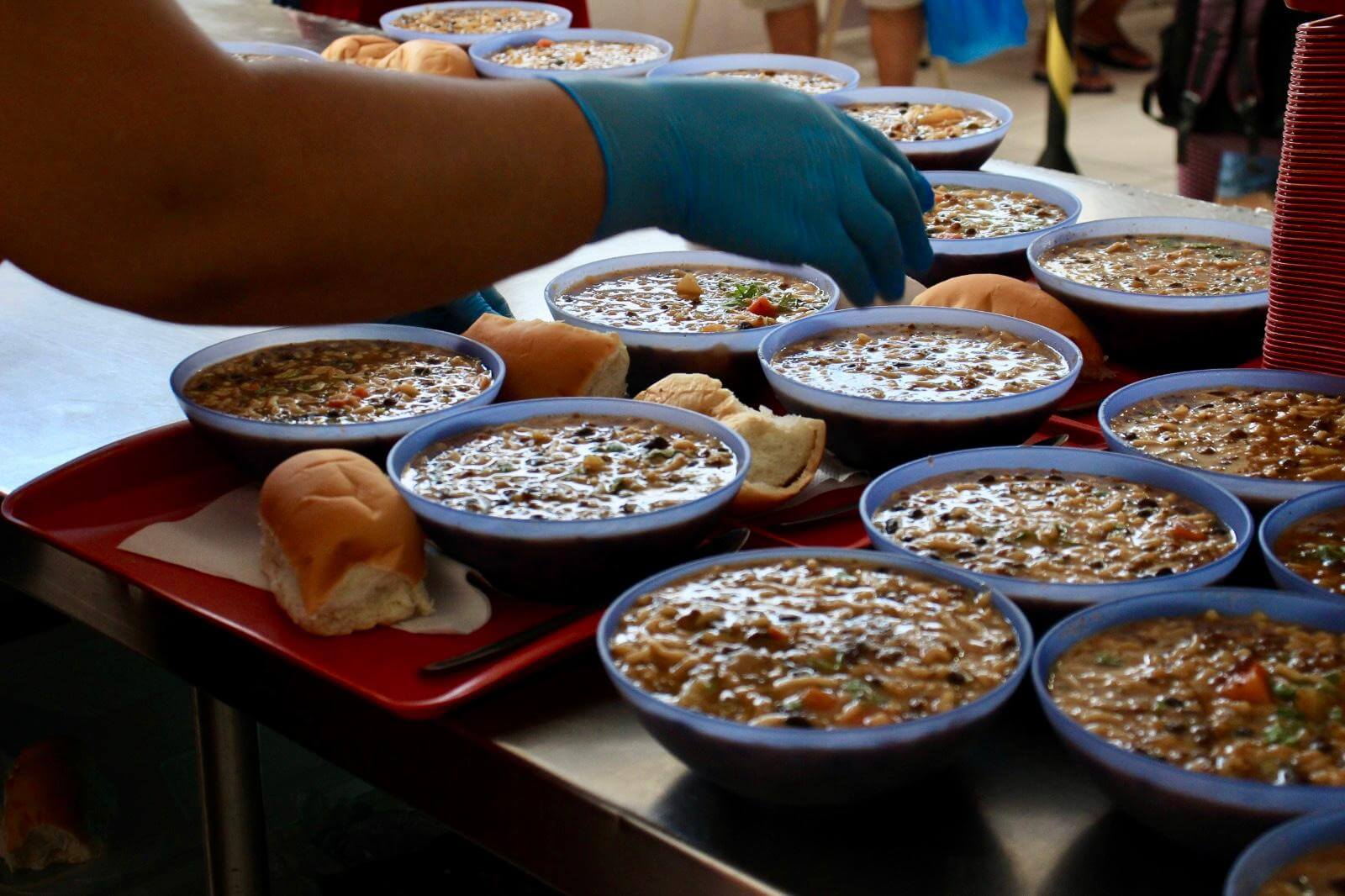 As sopas servidas gratuitamente pelo programa Prato Cheio são mais do que uma refeição: representam acolhimento, nutrição e dignidade