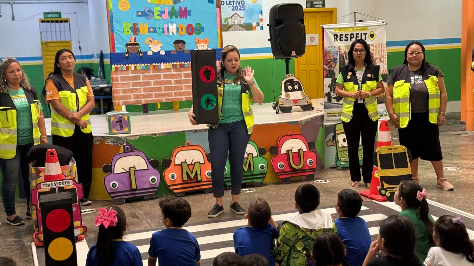 Aproximadamente 100 alunos do 1º e 2º anos participaram da programação do projeto Oca vai à escola, promovido pela Semed.