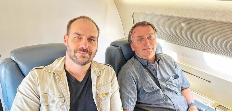 O ex-presidente Jair Bolsonaro (PL) está proibido de manter contato com o deputado federal Eduardo Bolsonaro (PL-SP), seu próprio filho.