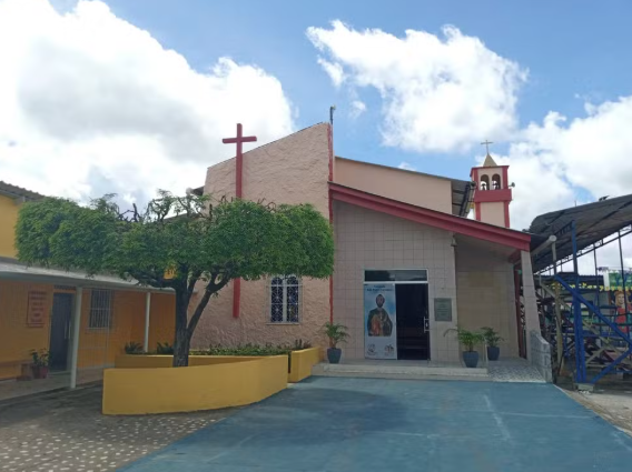 A Paróquia São Pedro Apóstolo foi alvo de furto na madrugada de sábado. É a segunda vez, em sete meses, que o local é invadido por criminosos.