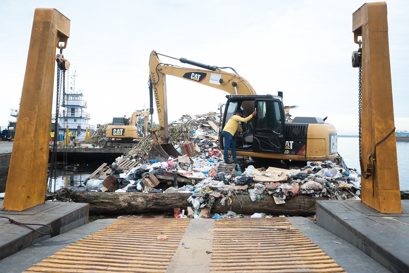 A Prefeitura de Manaus retirou até 400 toneladas de lixo do rio Negro durante a 6ª operação de transbordo, realizado no porto Trairi.